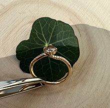 Load image into Gallery viewer, Elegant gold ring with 0,52 tcw. natural diamonds