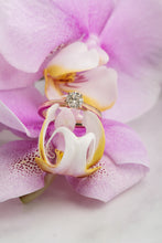 Load image into Gallery viewer, Gold solitaire ring with beautiful light yellow diamond