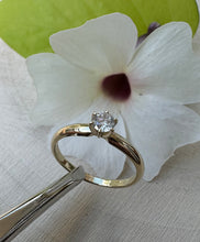 Load image into Gallery viewer, 14 ct. goldring with 0,30 ct. diamond
