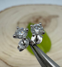 Load image into Gallery viewer, Stud earrings in 14 ct. white gold with 0,60 tcw. diamonds
