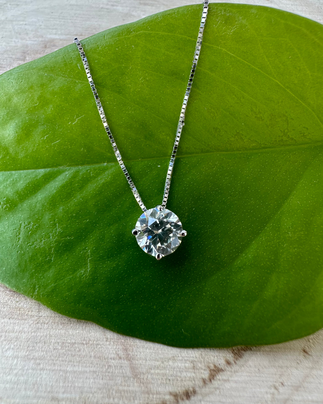 14 ct. white gold necklace with 0,93 ct. diamond pendant