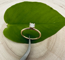 Load image into Gallery viewer, 14 ct. goldring with 0,35 ct. diamond
