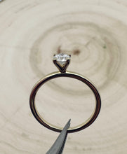 Load image into Gallery viewer, 14 ct. goldring with 0,35 ct. diamond
