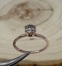 Load image into Gallery viewer, Ring in 14 ct. rose gold with one 0,50 ct. natural diamond
