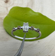 Load image into Gallery viewer, Ring in 14 ct. white gold with 0,31 tcw. diamonds
