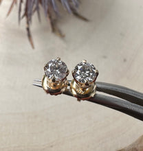 Load image into Gallery viewer, Set of stud earrings
