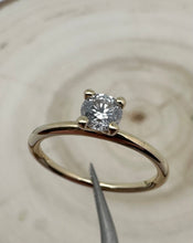 Load image into Gallery viewer, 14 ct. goldring with 0,35 ct. diamond
