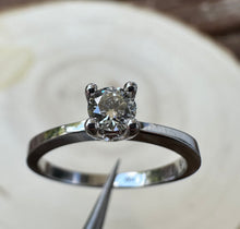 Load image into Gallery viewer, 18 ct. white gold ring with 0,25 ct. diamond
