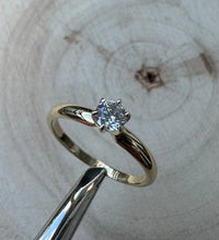 Load image into Gallery viewer, 14 ct. goldring with 0,30 ct. diamond
