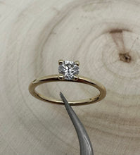 Load image into Gallery viewer, 14 ct. goldring with 0,35 ct. diamond
