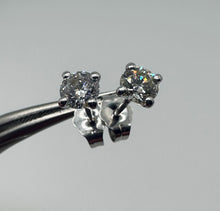 Load image into Gallery viewer, Set of stud earrings with 0,61 tcw. diamonds

