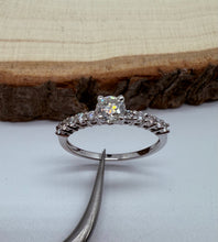 Load image into Gallery viewer, 14 ct. white gold ring with 0,59 tcw. diamonds
