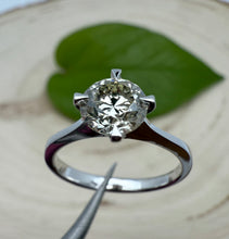 Load image into Gallery viewer, Ring in 14 ct. white gold with 1,02 ct. diamond.
