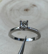 Load image into Gallery viewer, 18 ct. white gold ring with 0,25 ct. diamond
