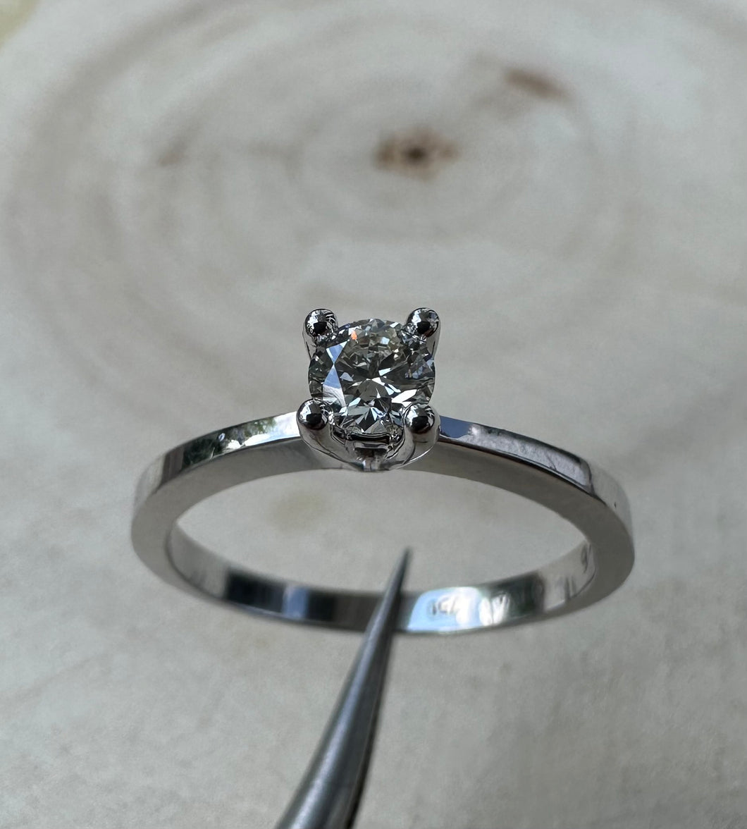 18 ct. white gold ring with 0,25 ct. diamond