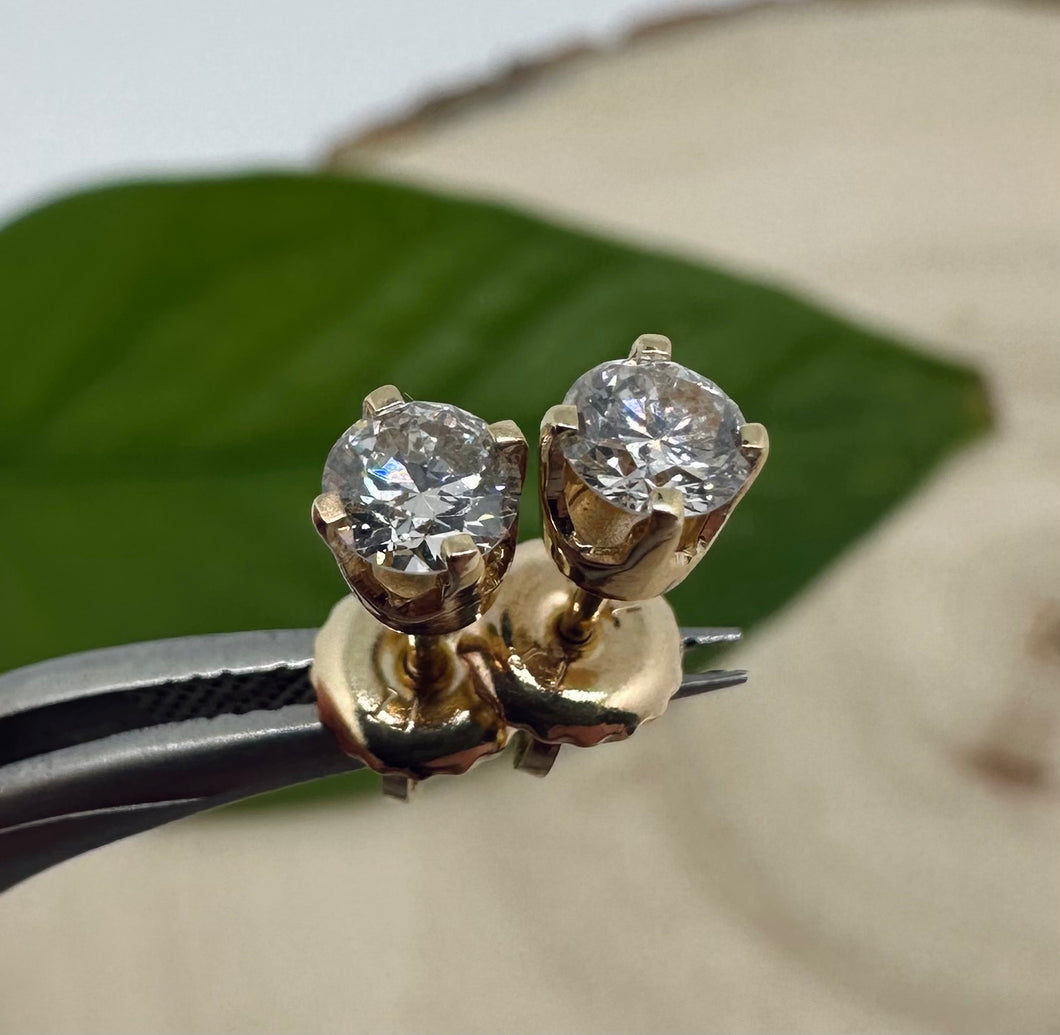 Set of stud earrings