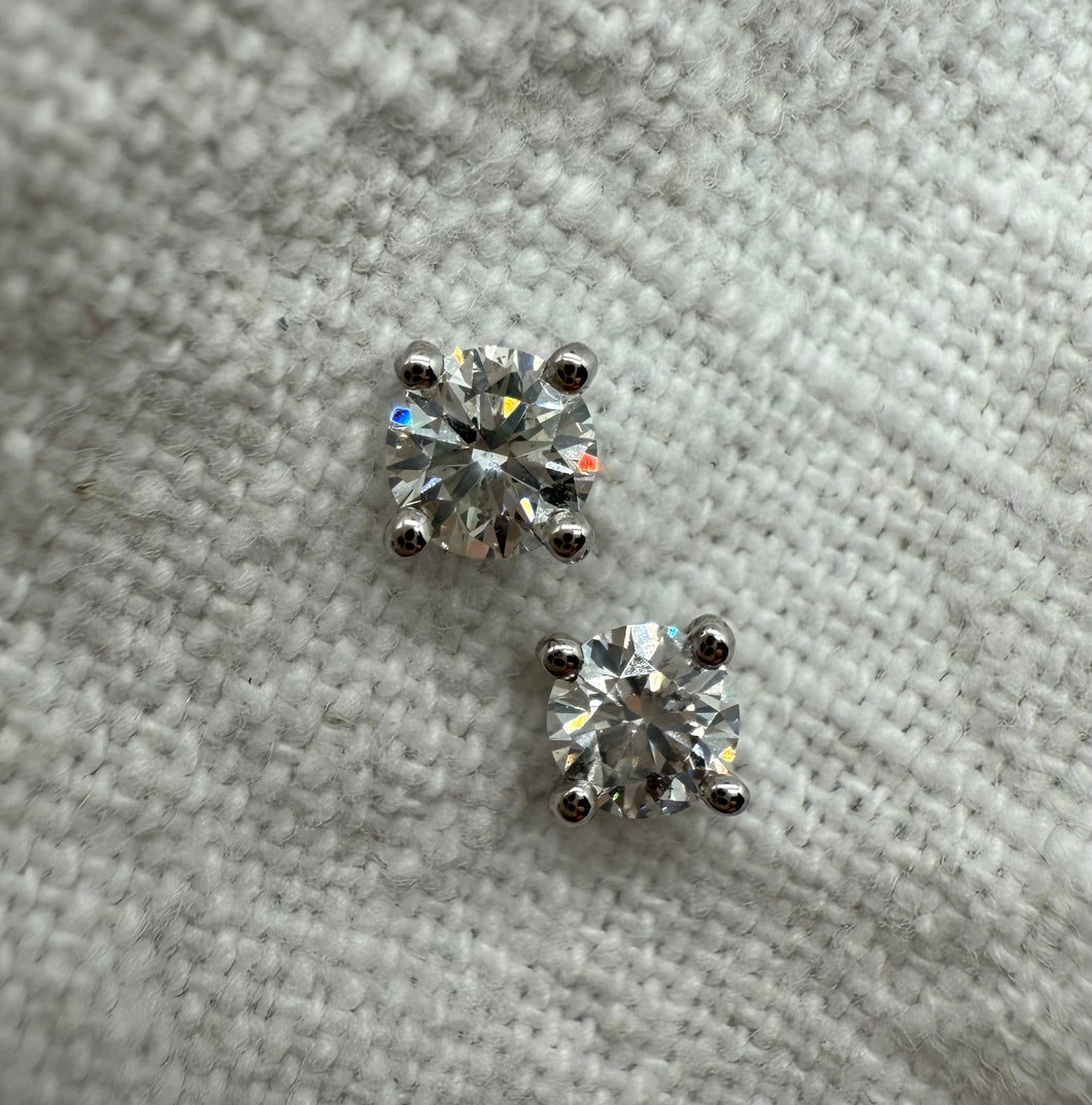 Stud earrings in 14 ct. white gold with 0,60 tcw. diamonds