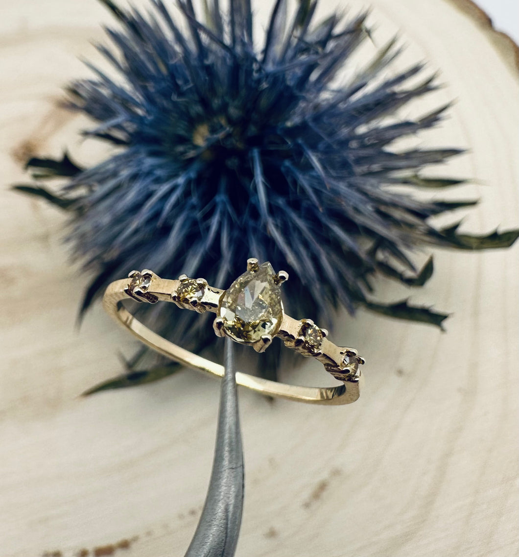 Ring in 14 ct. yellow gold with 0,39 tcw. natural diamonds.