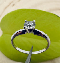 Load image into Gallery viewer, Ring in 14 ct. white gold with 0,40 ct. diamond
