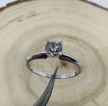 Load image into Gallery viewer, Ring in 14 ct. white gold with 0,40 ct. diamond
