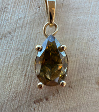 Load image into Gallery viewer, Necklace in 14 ct. gold with a 2,20 ct. diamond pendant.
