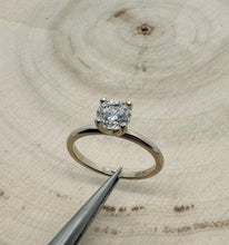 Load image into Gallery viewer, 14 ct. goldring with 1,09 ct. diamond
