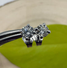 Load image into Gallery viewer, Set of stud earrings with 0,61 tcw. diamonds
