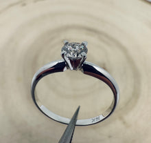 Load image into Gallery viewer, Ring in 14 ct. white gold with 0,40 ct. diamond
