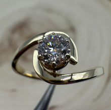 Load image into Gallery viewer, 14 ct. gold ring with one 0,40 ct. natural diamond
