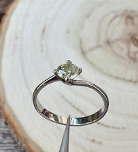 Load image into Gallery viewer, 14 ct. white gold ring with 0,47 ct. diamond
