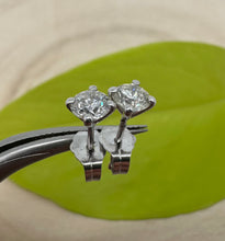 Load image into Gallery viewer, Set of stud earrings with 0,61 tcw. diamonds
