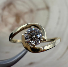 Load image into Gallery viewer, 14 ct. gold ring with one 0,40 ct. natural diamond

