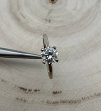 Load image into Gallery viewer, 14 ct. goldring with 1,09 ct. diamond
