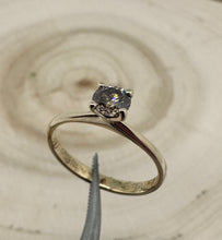 Load image into Gallery viewer, 14 ct. gold ring with 0,41 ct. diamond
