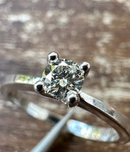 Load image into Gallery viewer, 18 ct. white gold ring with 0,25 ct. diamond
