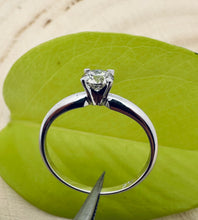 Load image into Gallery viewer, Ring in 14 ct. white gold with 0,40 ct. diamond
