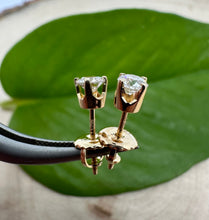 Load image into Gallery viewer, Set of stud earrings

