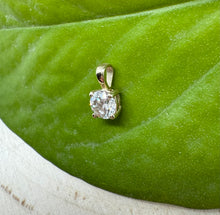 Load image into Gallery viewer, Pendant in 14 ct. gold with 0,41 ct. natural diamond.
