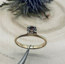 Load image into Gallery viewer, 14 ct. gold ring with 0,41 ct. diamond
