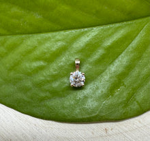 Load image into Gallery viewer, Pendant in 14 ct. gold with 0,41 ct. natural diamond.
