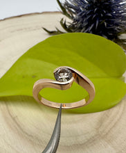 Load image into Gallery viewer, Ring in 14 ct. rose gold with 0,53 ct. diamond
