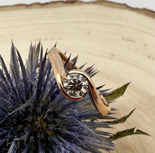 Load image into Gallery viewer, Ring in 14 ct. rose gold with 0,53 ct. diamond
