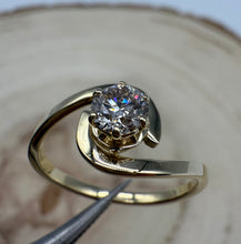 Load image into Gallery viewer, 14 ct. gold ring with one 0,40 ct. natural diamond
