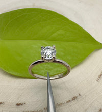 Load image into Gallery viewer, 14 ct. goldring with 1,09 ct. diamond
