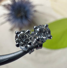 Load image into Gallery viewer, Set of stud earrings with 0,61 tcw. diamonds
