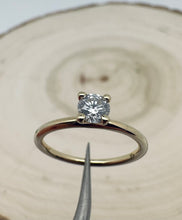 Load image into Gallery viewer, 14 ct. goldring with 0,35 ct. diamond
