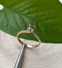 Load image into Gallery viewer, Gold ring in 14 ct. rose gold with 0,56 tcw. natural diamonds.
