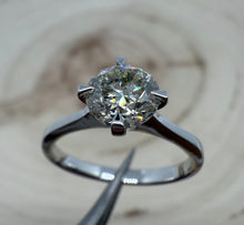 Load image into Gallery viewer, Ring in 14 ct. white gold with 1,02 ct. diamond.
