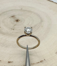 Load image into Gallery viewer, 14 ct. goldring with 1,09 ct. diamond
