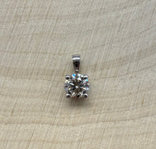 Load image into Gallery viewer, 14 ct. white gold pendant with one 0,41 ct. natural diamond
